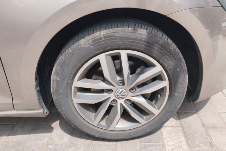 Used Volkswagen Golf 2016 230TSI Automatic Luxury Version Right Front Wheel Hub