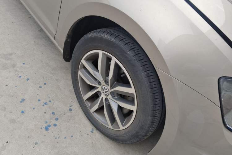 Used Volkswagen Golf 2016 230TSI Automatic Luxury Version Right Front Wheel Hub