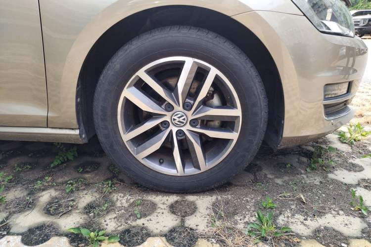 Used Volkswagen Golf 2016 230TSI Automatic Luxury Version Right Front Wheel Hub