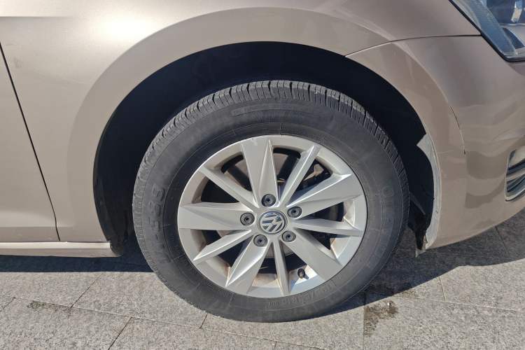 Used Volkswagen Golf 2016 1.6L Automatic Fashion Model Right Front Wheel Hub