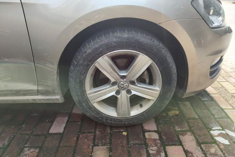 Used Volkswagen Golf 2016 230TSI Automatic Comfort Version Right Front Wheel Hub