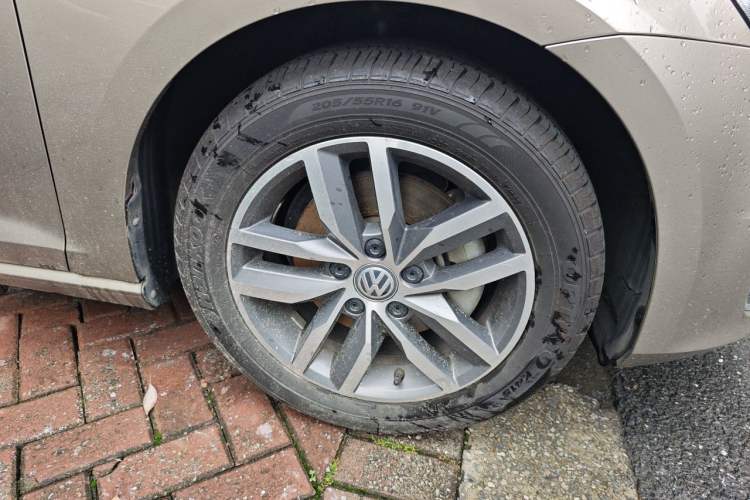 Used Volkswagen Golf 2016 230TSI Automatic Luxury Version Right Front Wheel Hub