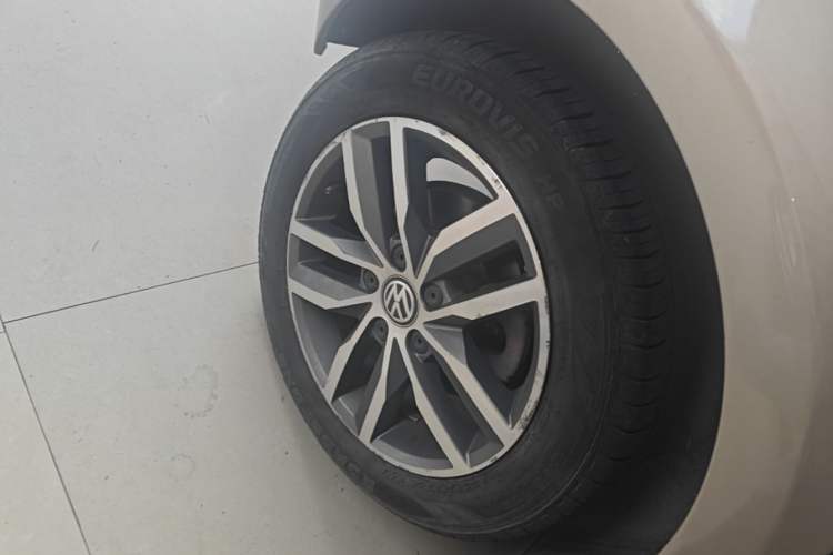 Used Volkswagen Golf 2016 230TSI Automatic Luxury Version Right Rear Wheel Hub