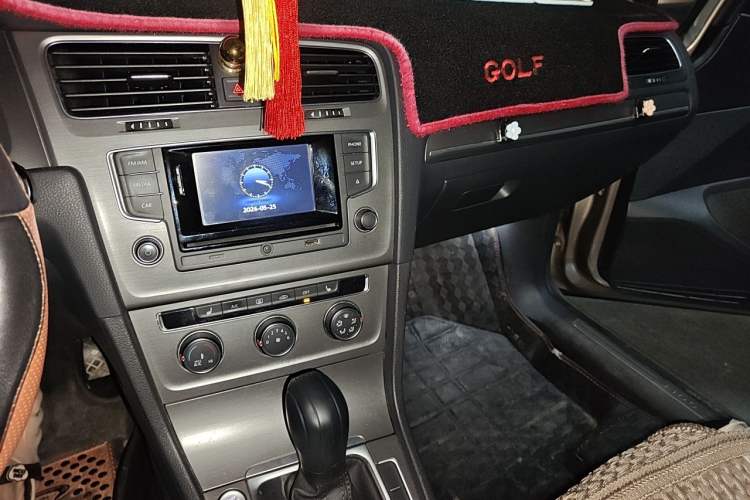 Used Volkswagen Golf 2016 230TSI Automatic Luxury Version Audio And AC Panel