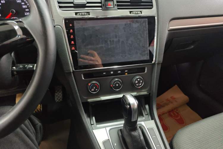 Used Volkswagen Golf 2016 230TSI Automatic Comfort Version Audio And AC Panel