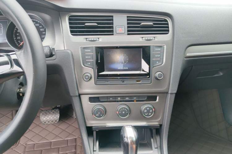 Used Volkswagen Golf 2016 230TSI Automatic Comfort Version Audio And AC Panel