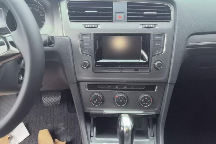Used Volkswagen Golf 2016 230TSI Automatic Comfort Version Audio And AC Panel