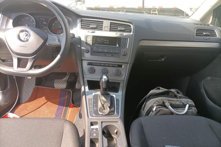 Used Volkswagen Golf 2016 1.6L Automatic Fashion Model Audio And AC Panel