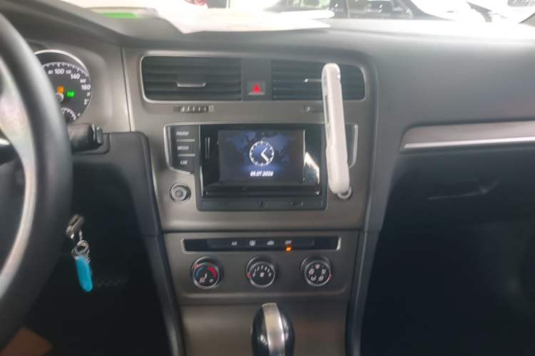 Used Volkswagen Golf 2016 230TSI Automatic Comfort Version Audio And AC Panel