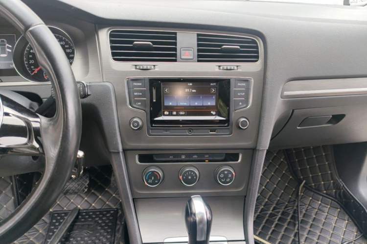 Used Volkswagen Golf 2016 1.6L Automatic Comfort Model Audio And AC Panel