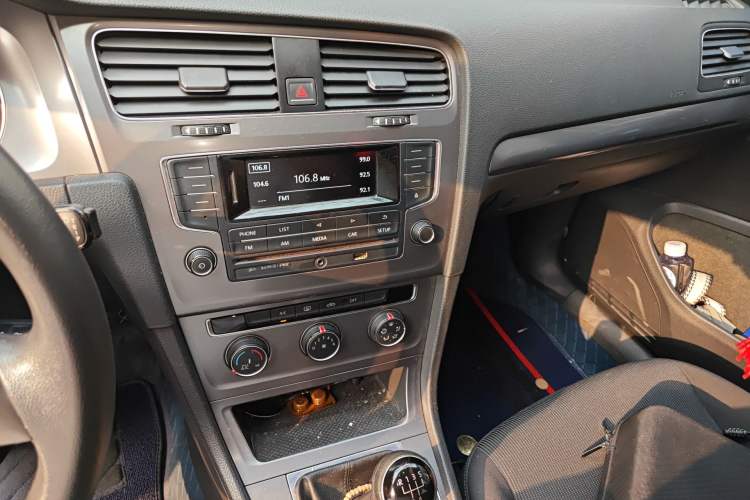 Used Volkswagen Golf 2016 1.6L Manual Fashion Edition Audio And AC Panel