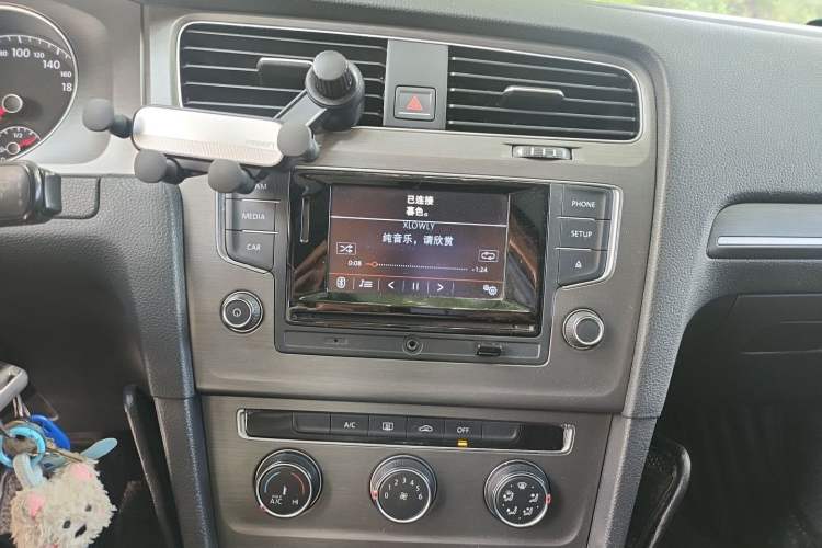 Used Volkswagen Golf 2016 230TSI Automatic Comfort Version Audio And AC Panel