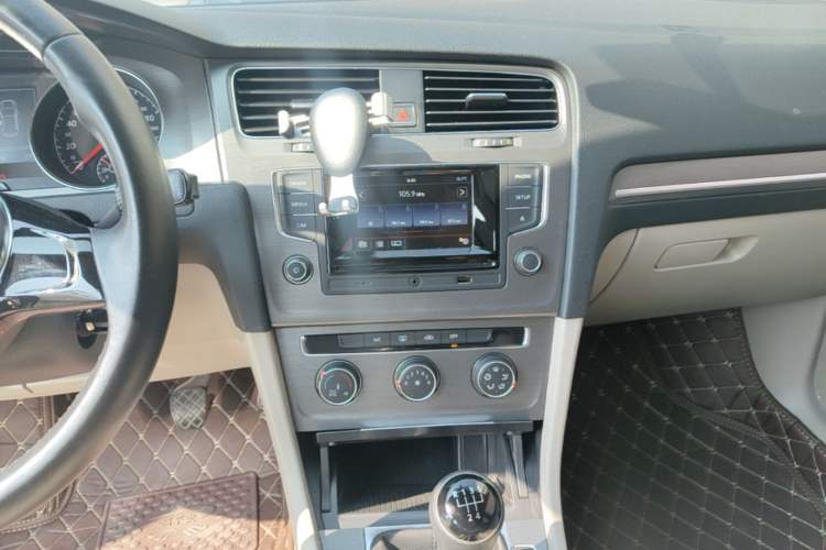 Used Volkswagen Golf 2016 230TSI Manual Comfort Version Audio And AC Panel