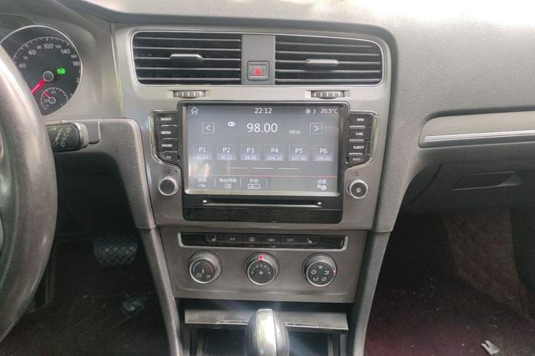 Used Volkswagen Golf 2016 230TSI Automatic Luxury Version Audio And AC Panel
