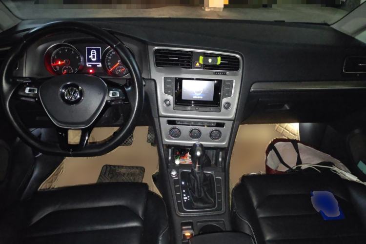 Used Volkswagen Golf 2016 230TSI Automatic Luxury Version Center Console