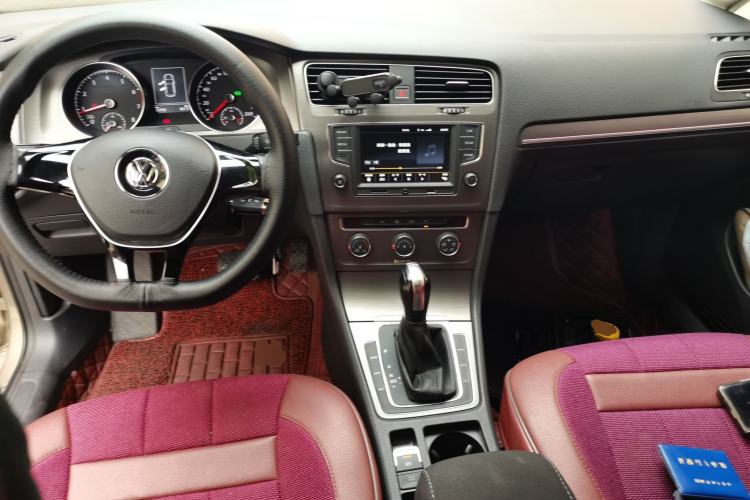 Used Volkswagen Golf 2016 230TSI Automatic Comfort Version Center Console