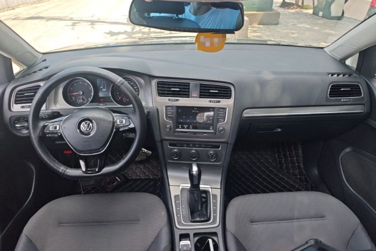 Used Volkswagen Golf 2016 1.6L Automatic Comfort Model Center Console