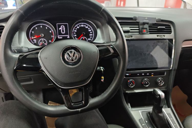 Used Volkswagen Golf 2016 230TSI Automatic Comfort Version Center Console