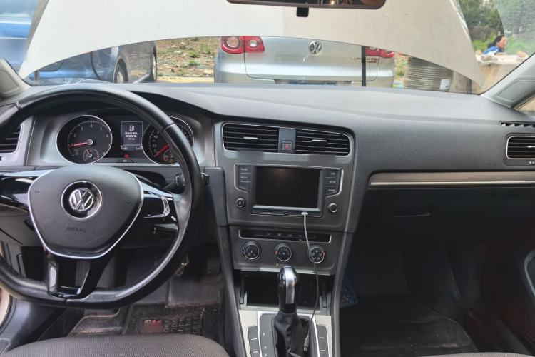 Used Volkswagen Golf 2016 1.6L Automatic Comfort Model Center Console