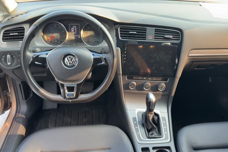 Used Volkswagen Golf 2016 230TSI Automatic Comfort Version Center Console