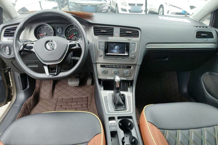 Used Volkswagen Golf 2016 230TSI Automatic Comfort Version Center Console
