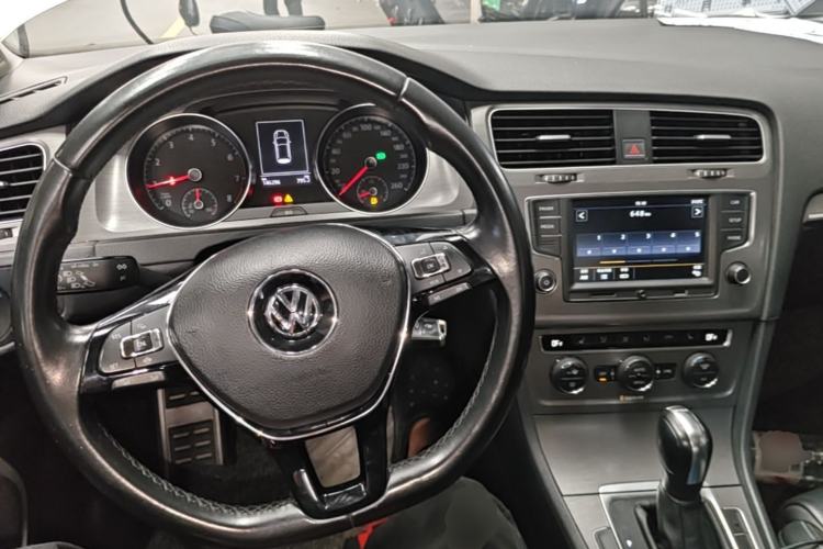 Used Volkswagen Golf 2016 230TSI Automatic Comfort Version Center Console