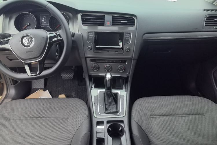 Used Volkswagen Golf 2016 230TSI Automatic Comfort Version Center Console
