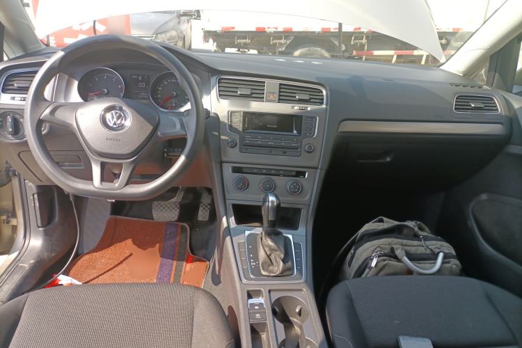 Used Volkswagen Golf 2016 1.6L Automatic Fashion Model Center Console