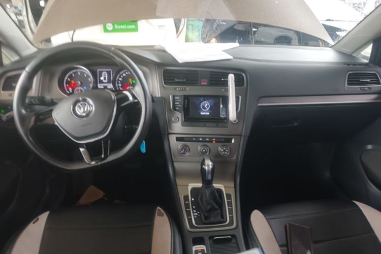 Used Volkswagen Golf 2016 230TSI Automatic Comfort Version Center Console