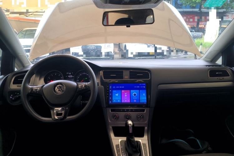 Used Volkswagen Golf 2016 1.6L Automatic Fashion Model Center Console