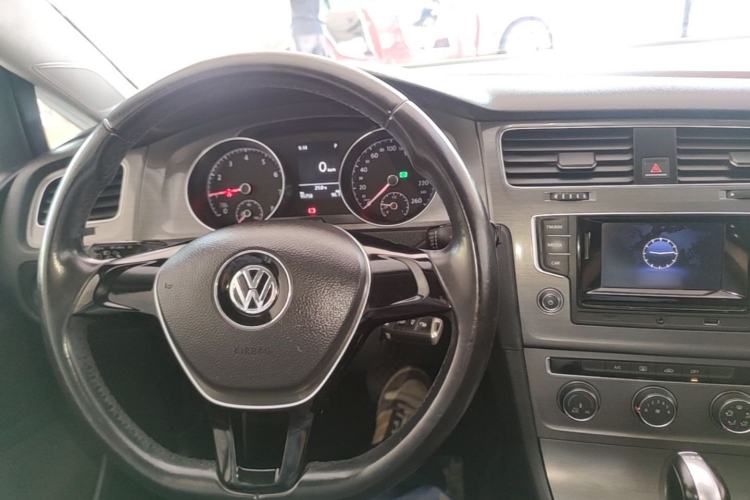Used Volkswagen Golf 2016 230TSI Automatic Comfort Version Center Console
