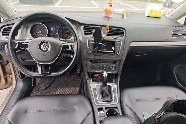 Used Volkswagen Golf 2016 230TSI Automatic Comfort Version Center Console