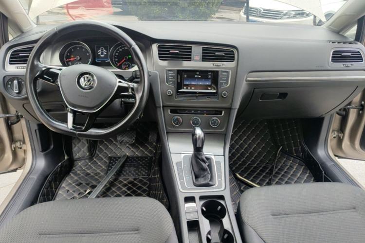 Used Volkswagen Golf 2016 1.6L Automatic Comfort Model Center Console