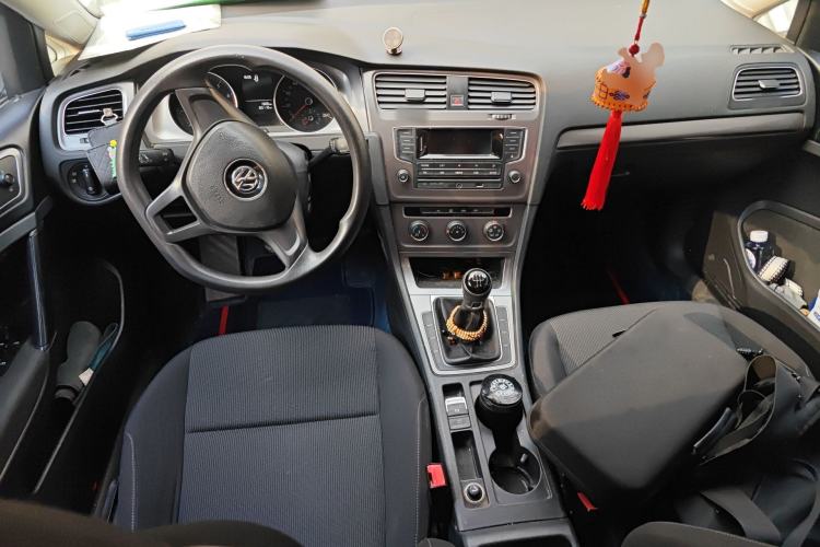 Used Volkswagen Golf 2016 1.6L Manual Fashion Edition Center Console