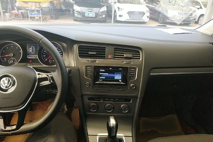 Used Volkswagen Golf 2016 230TSI Automatic Comfort Version Center Console