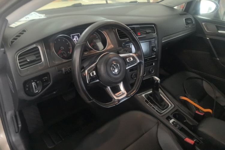 Used Volkswagen Golf 2016 230TSI Automatic Comfort Version Center Console