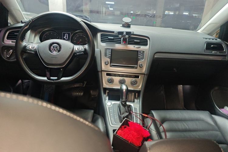 Used Volkswagen Golf 2016 230TSI Automatic Luxury Version Center Console