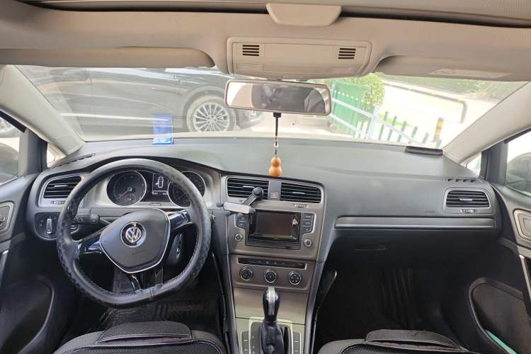 Used Volkswagen Golf 2016 230TSI Automatic Comfort Version Center Console