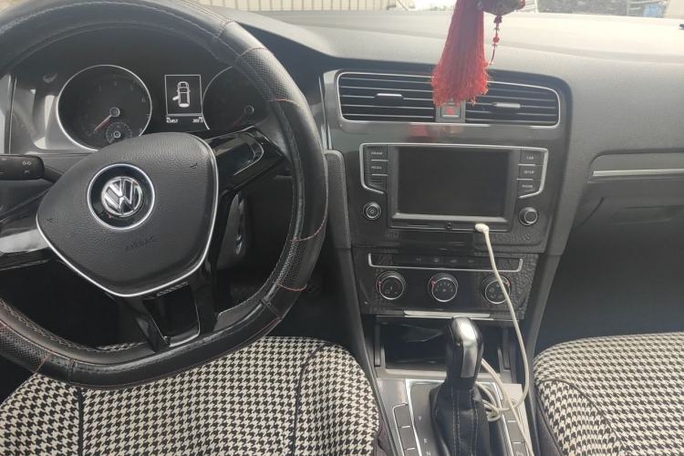 Used Volkswagen Golf 2016 1.6L Automatic Comfort Model Center Console