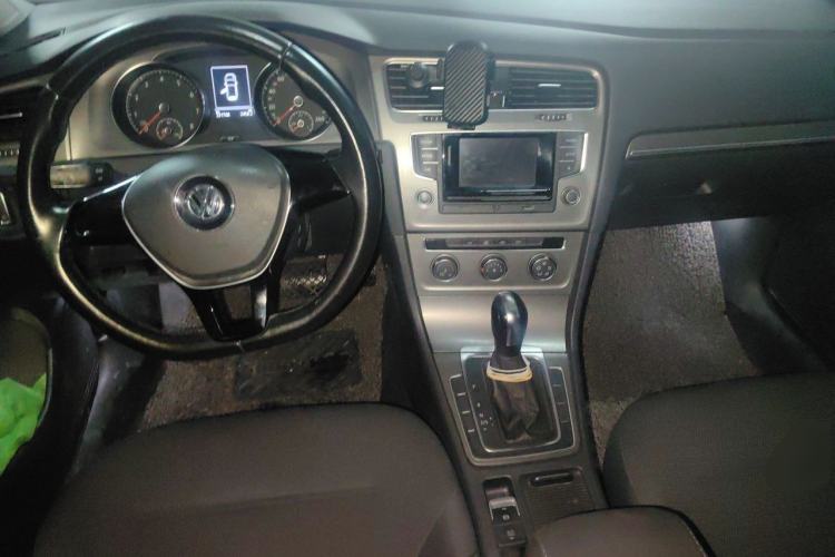 Used Volkswagen Golf 2016 1.6L Automatic Comfort Model Center Console