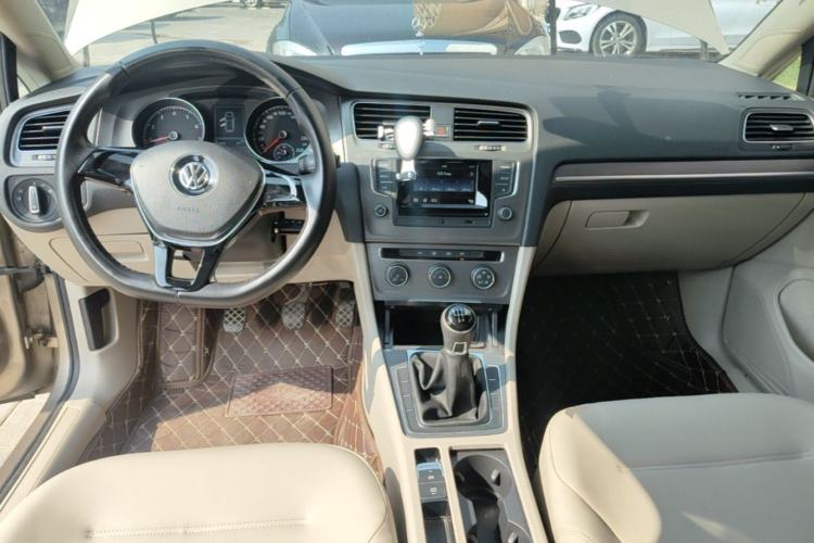 Used Volkswagen Golf 2016 230TSI Manual Comfort Version Center Console