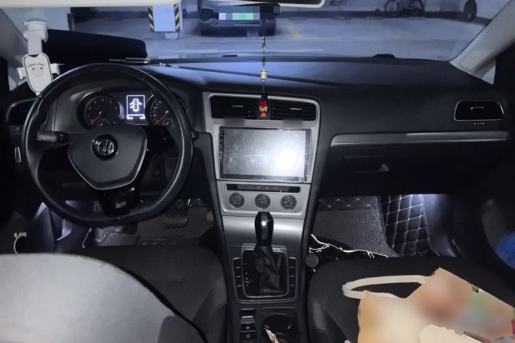 Used Volkswagen Golf 2016 230TSI Automatic Comfort Version Center Console