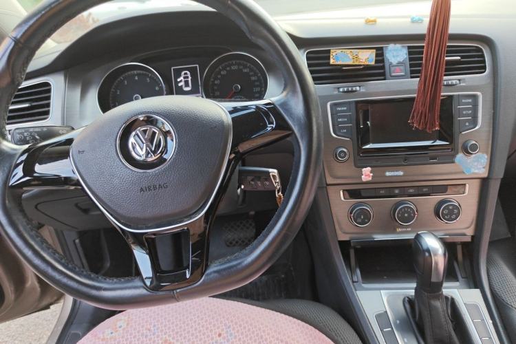 Used Volkswagen Golf 2016 1.6L Automatic Comfort Model Center Console
