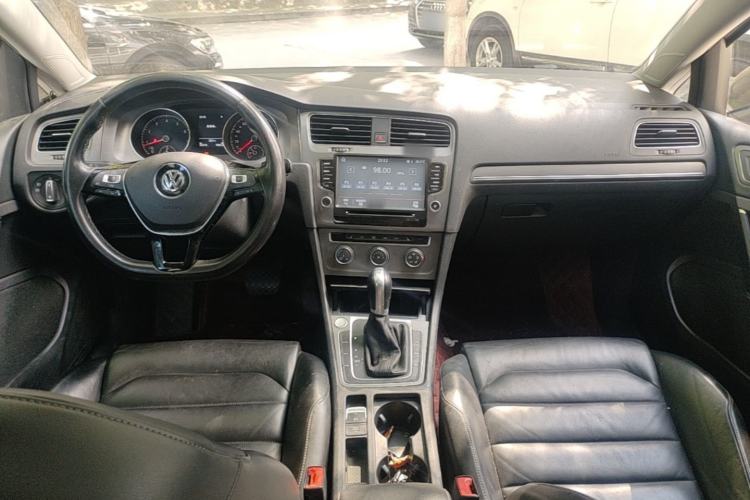 Used Volkswagen Golf 2016 230TSI Automatic Luxury Version Center Console