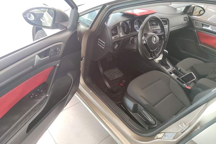 Used Volkswagen Golf 2016 230TSI Automatic Comfort Version Driver Seat