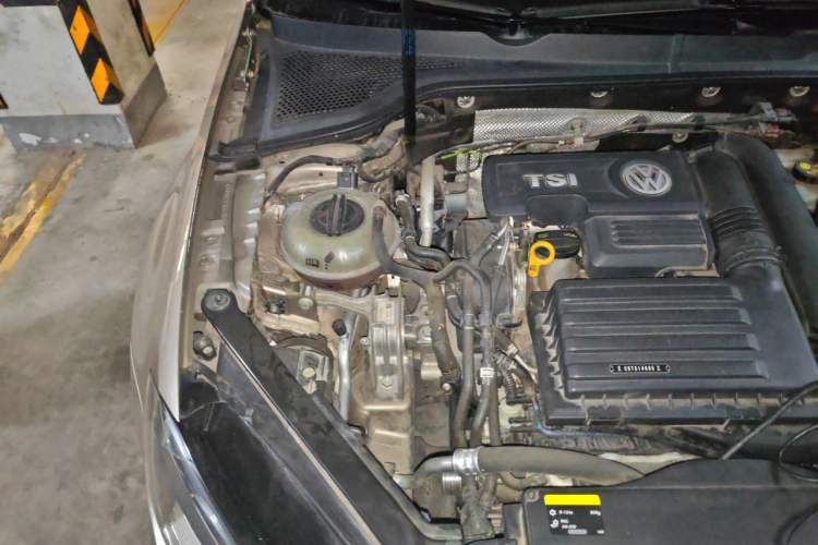 Used Volkswagen Golf 2016 230TSI Automatic Luxury Version Engine Bay Right