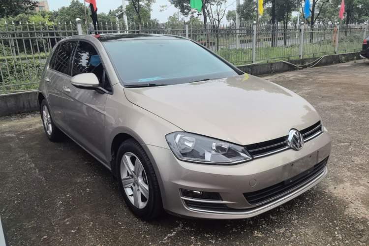 Used Volkswagen Golf 2016 230TSI Automatic Comfort Version Front Right 45 Deg