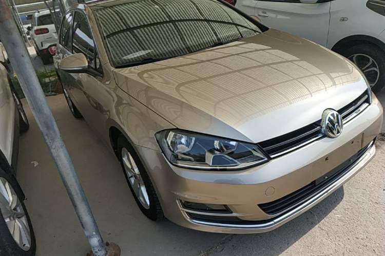 Used Volkswagen Golf 2016 230TSI Automatic Comfort Version Front Right 45 Deg