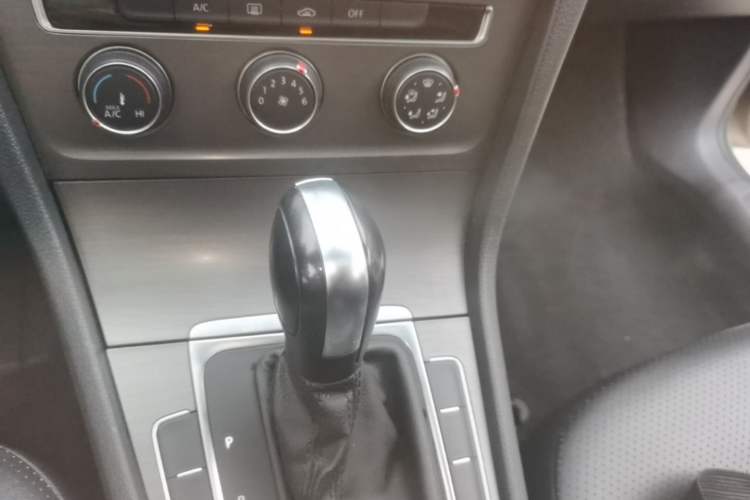 Used Volkswagen Golf 2016 1.6L Automatic Comfort Model Gear Lever