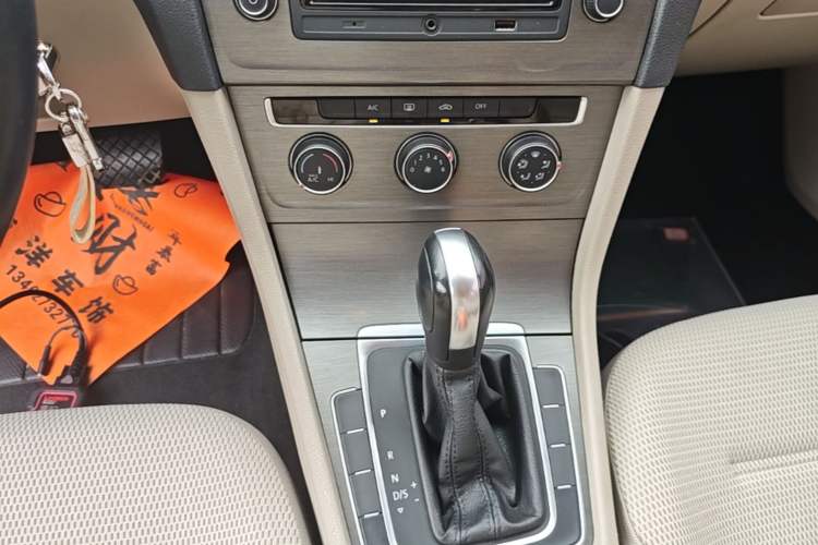 Used Volkswagen Golf 2016 1.6L Automatic Comfort Model Gear Lever